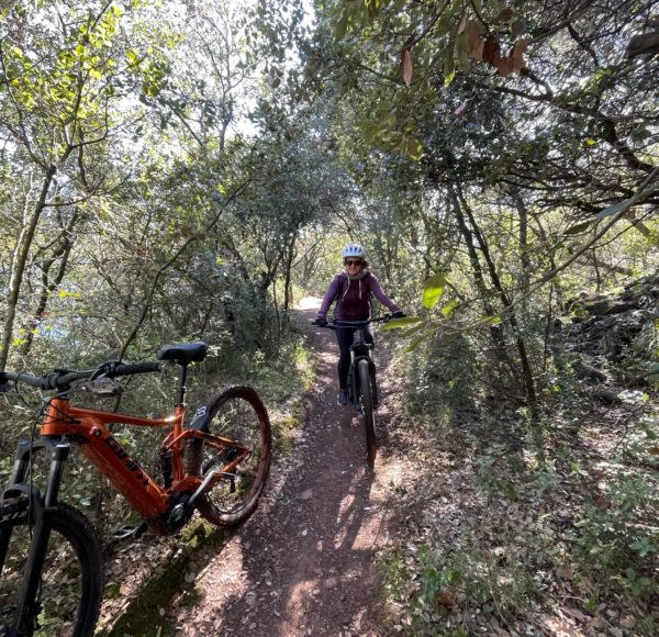 Location de VTT électrique pour randonnée vélo en famille au lac du Salagou dans l'Hérault .